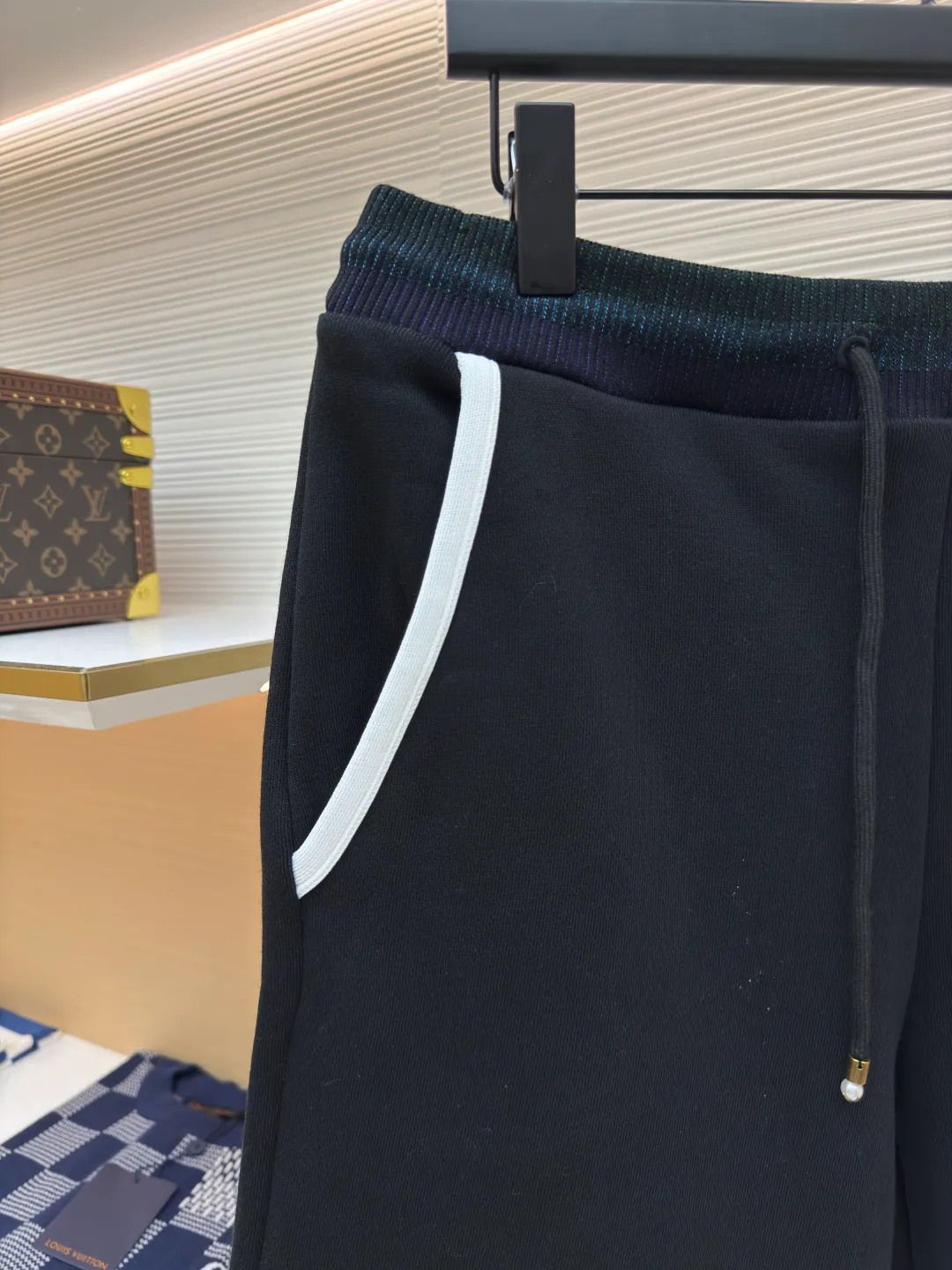 LOUIS VUITTON college style logo embroidered shorts ●Authentic product: Purchased and developed for 8900 ●Item number: 1680429-A55 ●Material: cotton sweatshirt fabric ●Technology: embroidery process ●Version: fitted version ●Weight: about 535 grams ●Size: S-M-L-XL ●Description: Made of double-ply yarn, carefully selected cotton sweatshirt fabric, with iridescent ribbing lighting up the waist, just like the brilliant aurora appearing in the night sky, and the white webbing on both sides is simple and neat. The LV logo embroidery on the left leg is like an artist's delicate brushstrokes, adding a mysterious and gorgeous atmosphere. The overall wiring is straight and delicate, the fabric is comfortable and soft, and the color is consistent without color difference. It can be matched with the same style to create a fashionable look and control various occasions. Customized accessories, complete with three standards, same style for men and women!